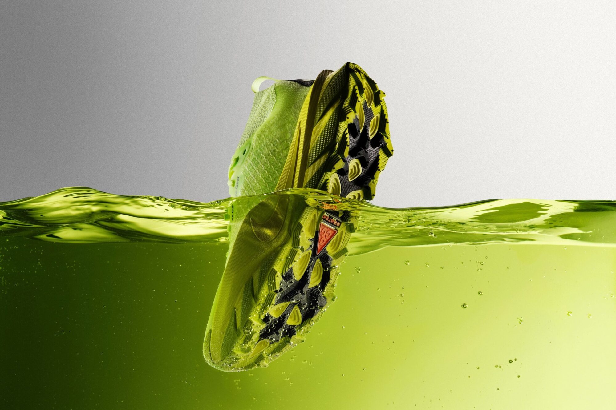 Trailschuh taucht ins Wasser